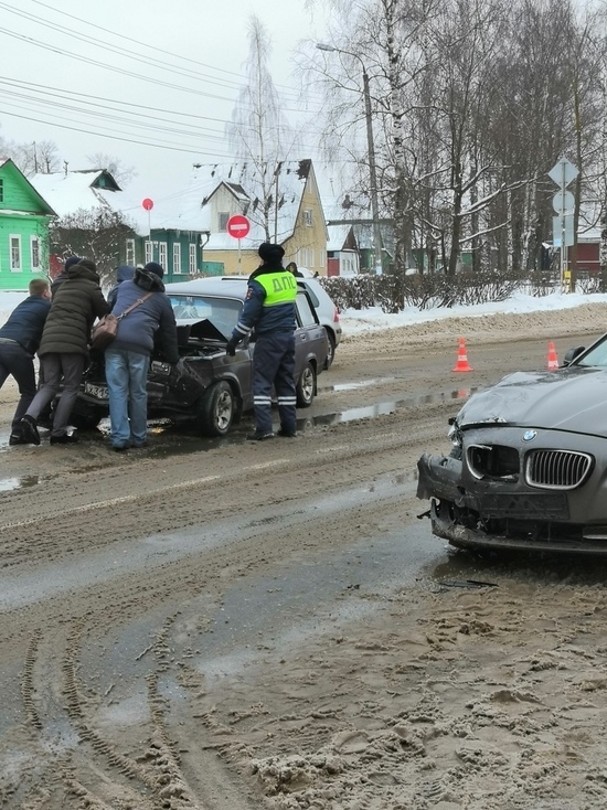 Пострадавшую пассажирку в тройном ДТП в Тверской области госпитализировали