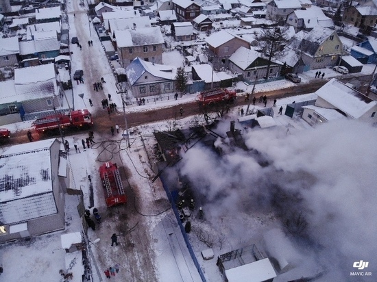 20 человек тушили пожар в жилом доме в Твери