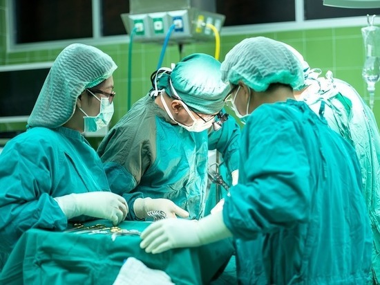 Тюменские онкологи удалили опухоль почки, изъяв ее из организма