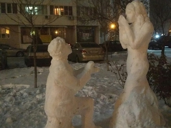 Ростовчанин слепил из снега скульптуру возлюбленных