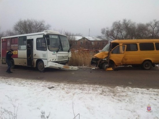 Маршрутка столкнулась с автобусом в Красноармейском районе Волгограда