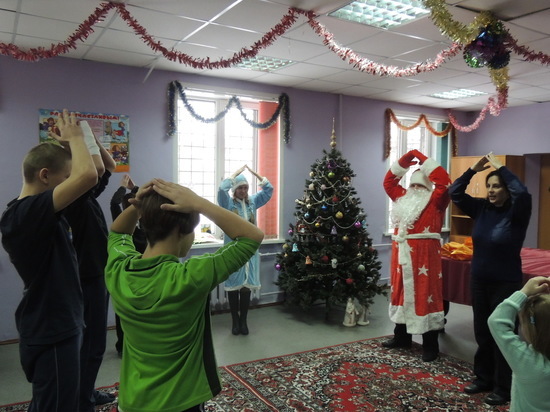 Полицейский Дед Мороз поздравил "сложных" подростков Твери