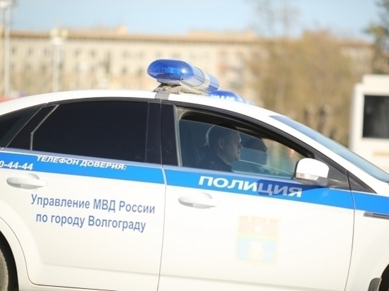 В Волгограде пенсионерка разбила ногами иномарку сожителя