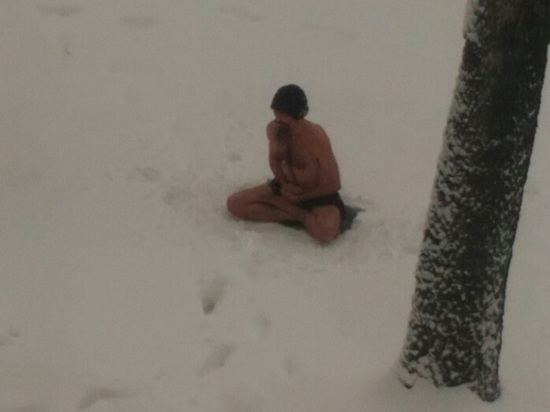 В Брянске сфотографировали снежного "йога"