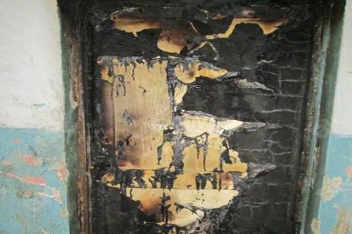 Сгорела двери. Сгоревшая входная дверь. Горящая дверь квартиры. Дверь горит. Горящие двери.