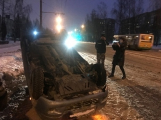 Дороги чистить надо: в Рыбинске перевернулся «Матиз»