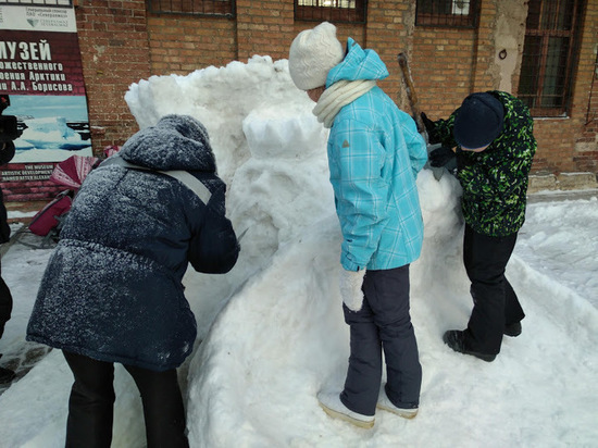 Музейный дворик в Архангельске наполнился разным сказочным зверьём из снега