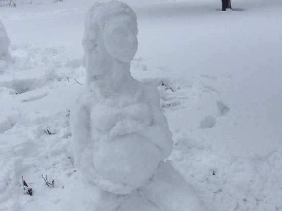 Молодая мама из Ростовской области слепила «снежную беременную женщину»