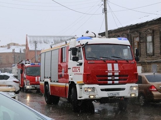 В Астрахани из-за курильщиков сгорели дом, квартира и автомобиль с мотоциклом