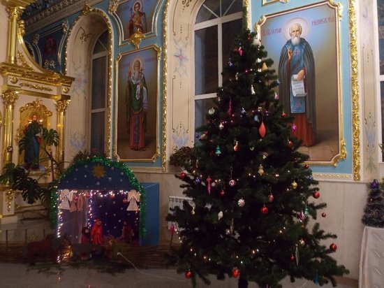 В ивановских храмах украсили Рождественские елки