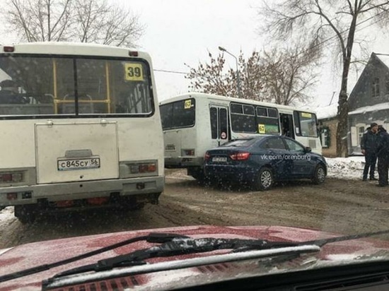 В Оренбурге на Пролетарской «Лада-Веста» врезалась в пассажирский «ПАЗик»