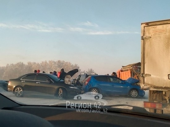 Сразу девять автомобилей столкнулись на кузбасской автодороге