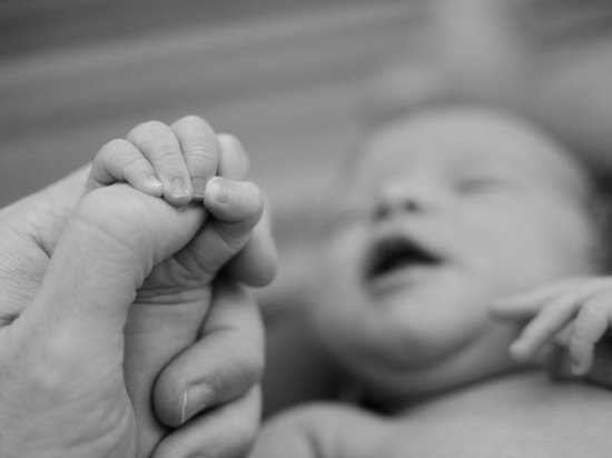 Кто заклеил новорожденному ребёнку рот лейкопластырем — выясняют правоохранительные органы