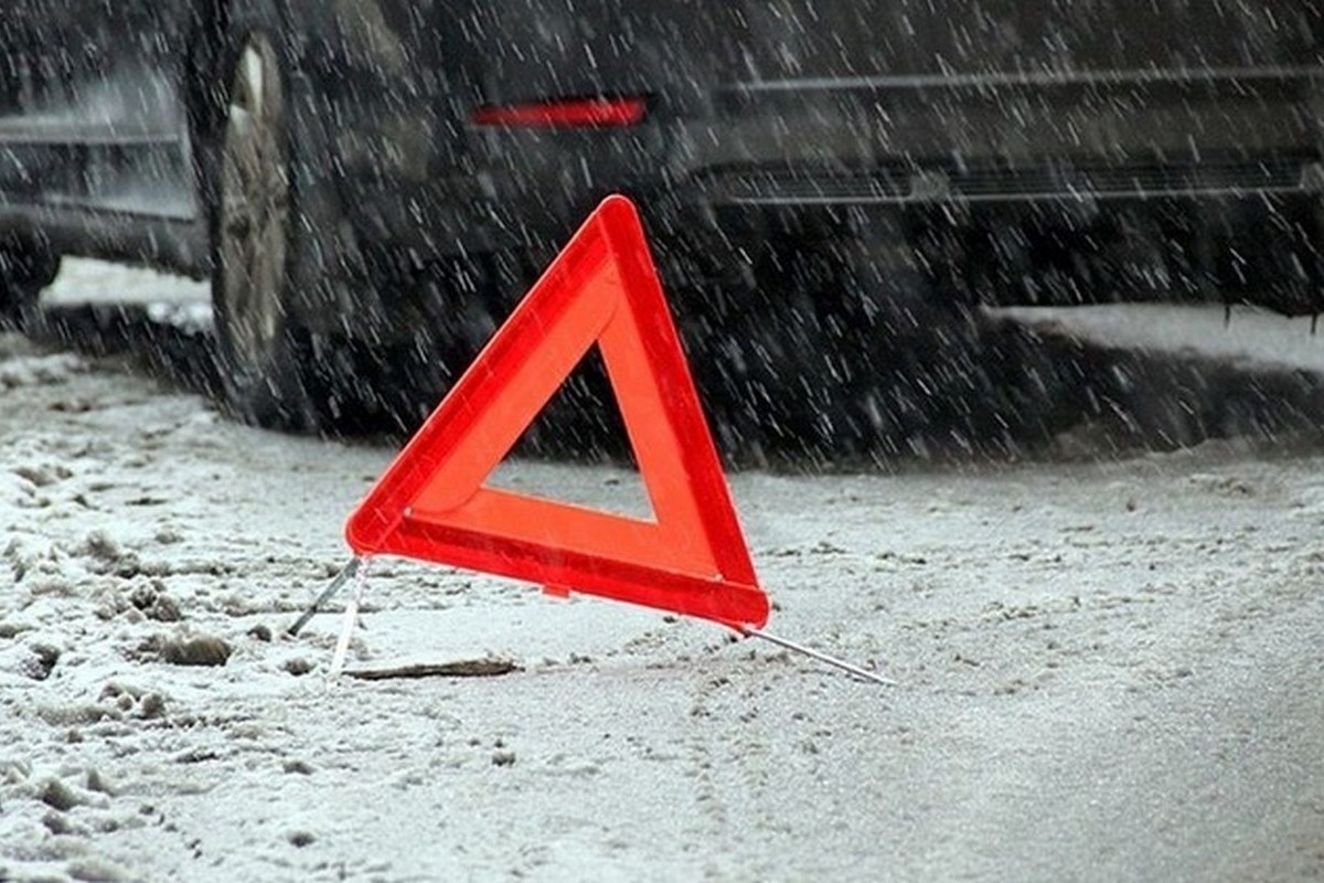 Дети погибают на дорогах. Знак ДТП зимой. Знак ДТП на снегу. Аварийный знак на дороге. Знак ДТП на трассе.