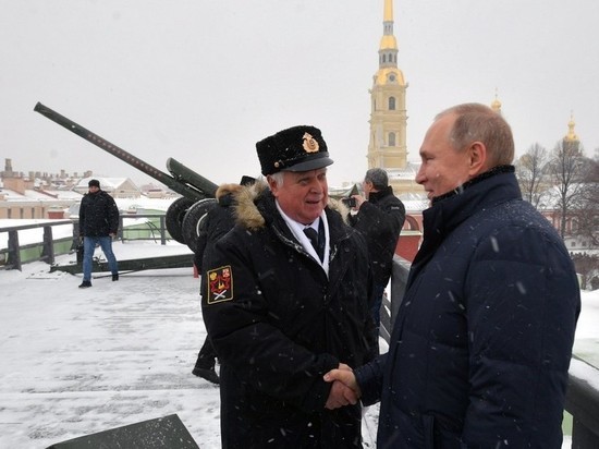 Путин выстрелил из пушки в Петропавловской крепости