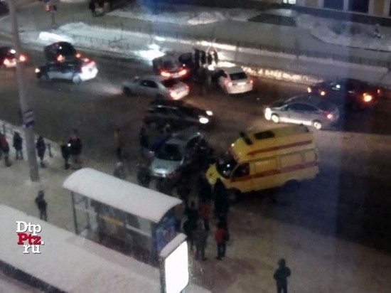 БМВ на полной скорости протаранил полицейскую машину в Петрозаводске БМВ на полной скорости протаранил полицейскую машину в Петрозаводске