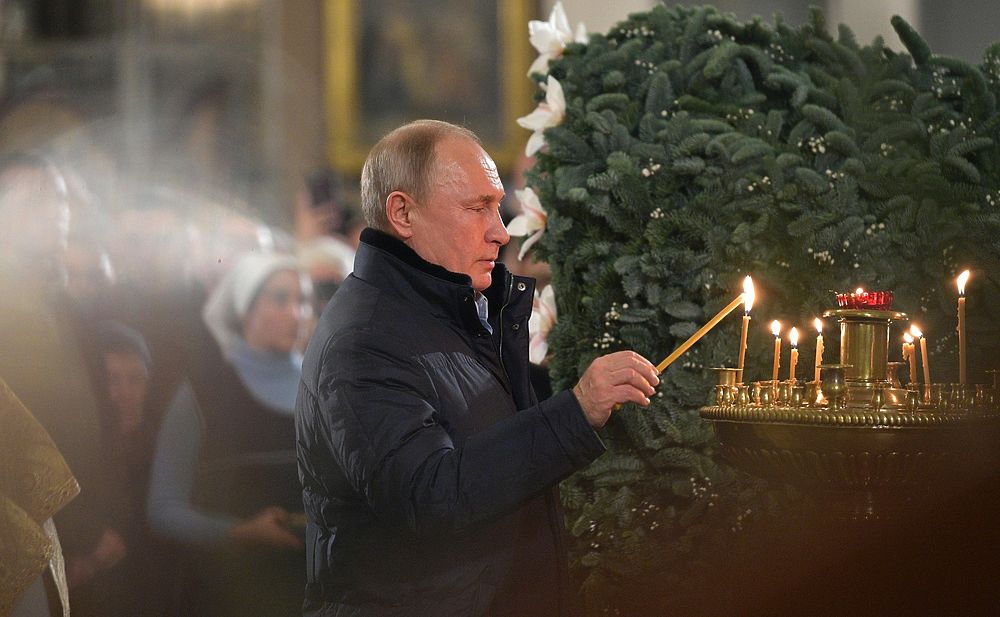 Владимир Путин встретил Рождество в Спасо-Преображенском соборе Санкт-Петербурга