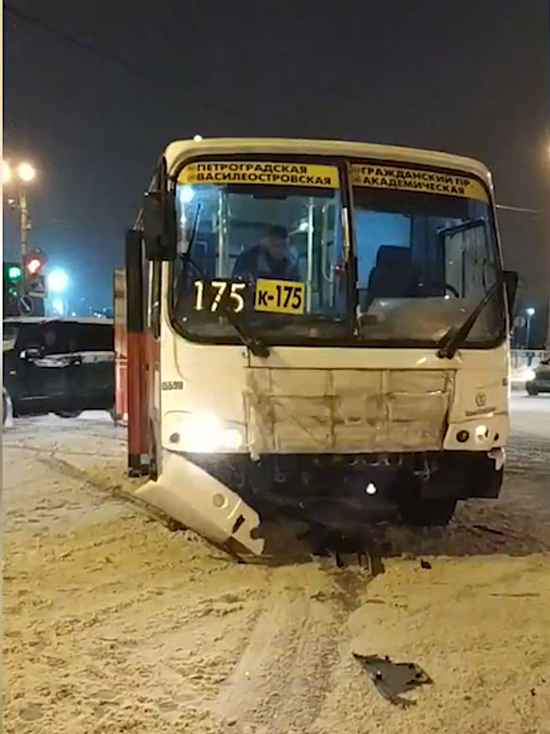 В Петербурге автобус 175 маршрута врезался в «скорую» В Петербурге автобус 175 маршрута врезался в «скорую»