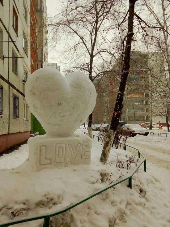 В Белгородской области слепили снежное сердце в два этажа