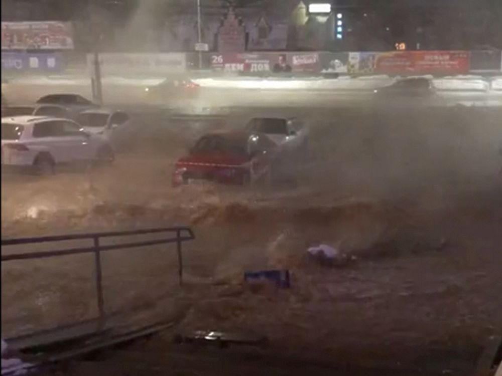 В Орле возле ТМК "Гринн" затопило парковку с машинами