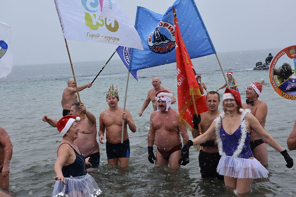 Люди без комплексов: в Крыму "моржи" открыли купальный сезон