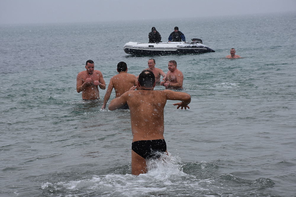 Люди без комплексов: в Крыму "моржи" открыли купальный сезон