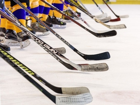 Городские чиновники Курска обыграли областных коллег в хоккей