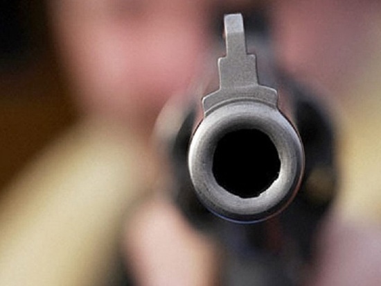 Пьяный полицейский в Калмыкии ранил выстрелом человека