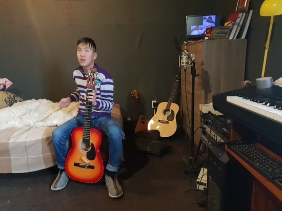 Корреспонденты «МК в Бурятии» провели один день с 16-летним Лудубом Очировым, самым известным незрячим композитором в России