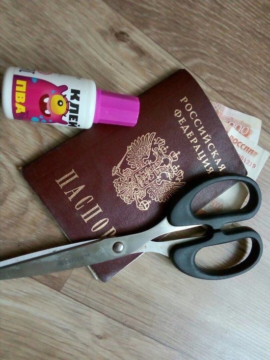 Петрозаводчанка вклеила свое фото в паспорт подруги, чтобы похитить деньги