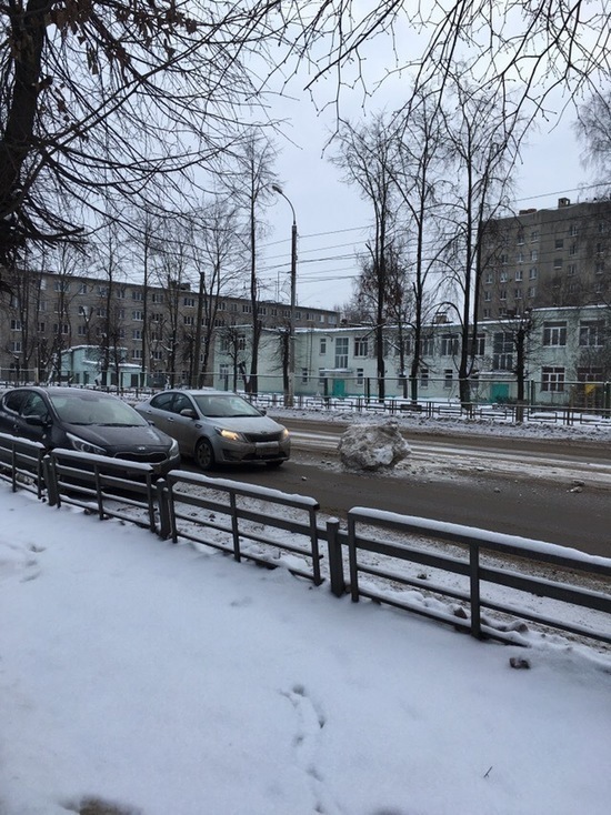 Выпавший снежный ком перегородил часть улицы Горького в Твери