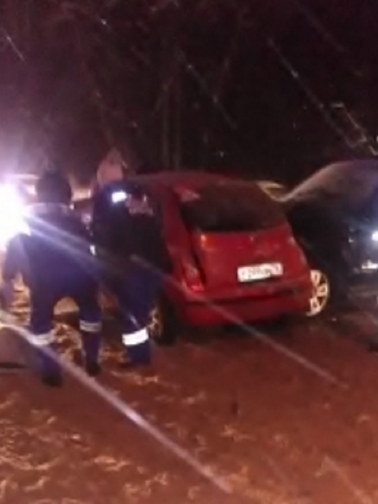 В Ярославле произошло крупное ДТП с четырьмя автомобилями