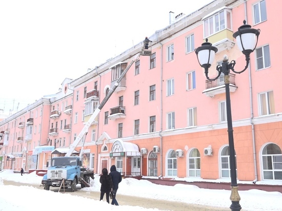 В Тамбове ведут борьбу с ледяными наростами на крышах многоэтажек