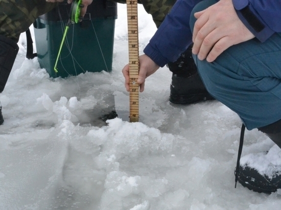 Можно, но осторожно: рыбакам разрешили выходить на лед в Петрозаводске