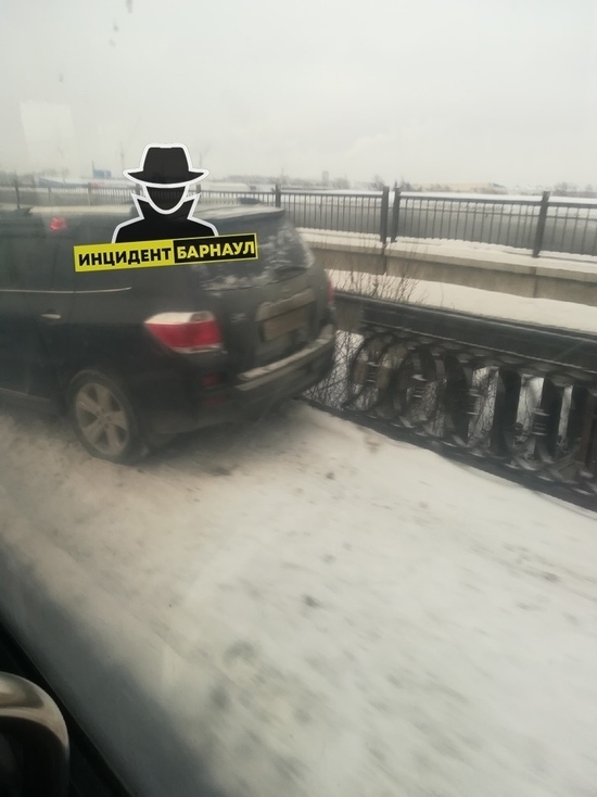 Автомобиль врезался в столб на Новом рынке в Барнауле Автомобиль врезался в столб на Новом рынке в Барнауле