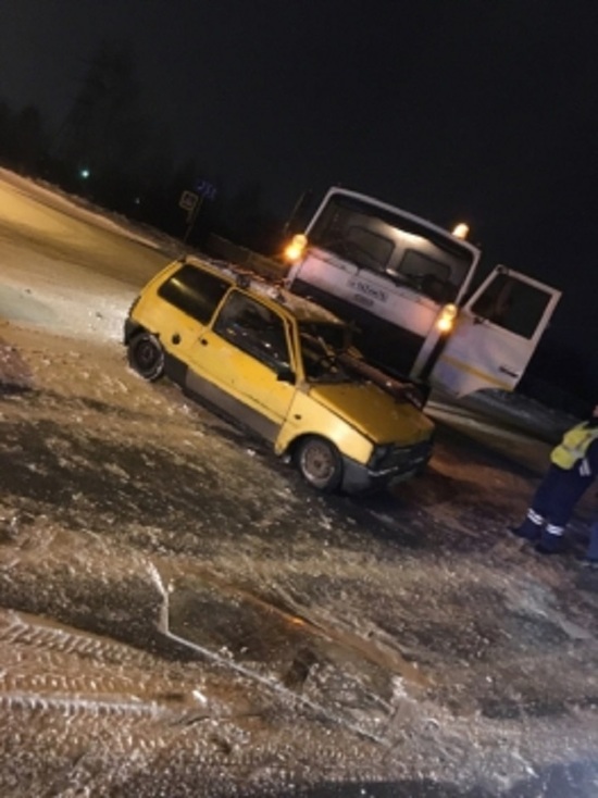 Мигающий желтый: в Рыбинске ночью снегоуборочный «МАЗ» протаранил «Оку»
