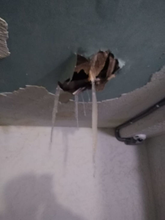 Жители Междуреченска боятся обрушения подъезда из-за дыры в потолке