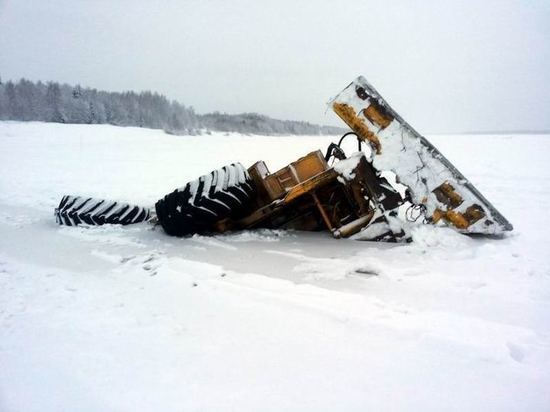 На реке в Тверской области в затонувшем тракторе погибли два человека