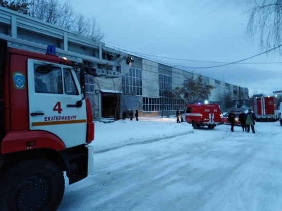 В Екатеринбурге эвакуировали 30 человек из горящего цеха