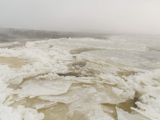 По тонкому льду: волгоградские спасатели вынесли с реки рыбака с сердечным приступом