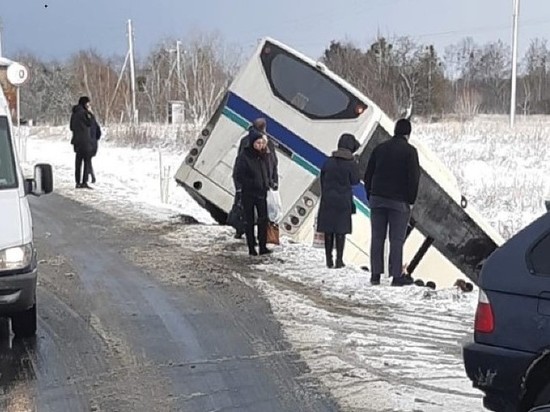 Под Черняховском пассажирский автобус угодил в кювет