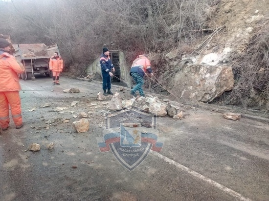 В Севастополе каменная глыба чуть не рухнула на дорогу