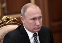 Владимир Путин, играющий в хоккей с 2011 года, стал обладателем новой инновационной клюшки под названием "Россия"