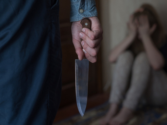 В Оренбурге пьяный мужчина хотел воткнуть в бывшую жену два ножа