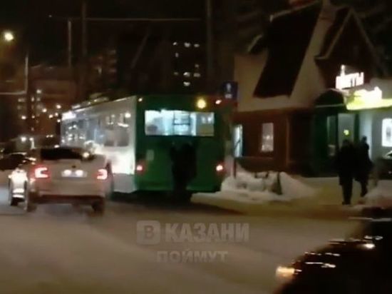 Лихачество подростка-зацепера в Казани попало на видео