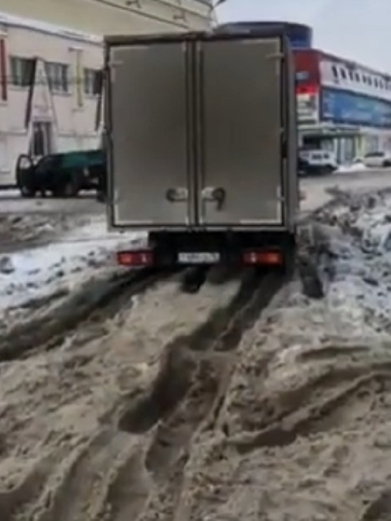 Из-за прорыва трубы в Ярославле затопило территорию одного из заводов