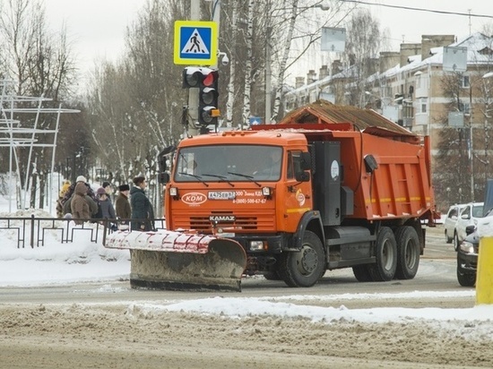 В Смоленске устраняют последствия сильных снегопадов