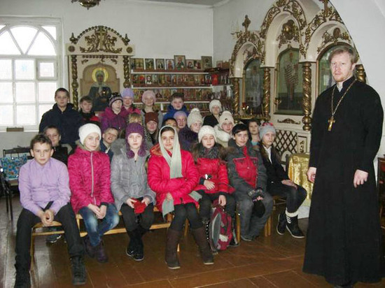 Лихославльскую школу посетил настоятель Александро-Невской церкви