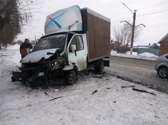 В Орске  при столкновении «Форд Фокус» и «ГАЗ-3302» пострадал водитель иномарки