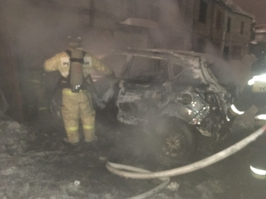 Автомобиль сгорел в переулке Баррикад в Калуге